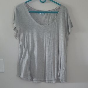 Maurices Light Gray V-Neck Short Sleeve Tee